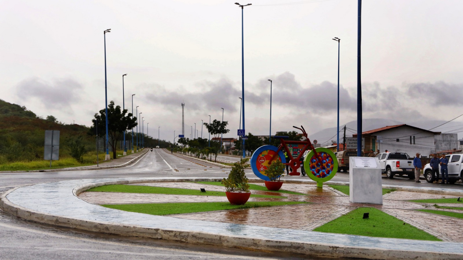 Governo do Estado entrega nova ciclofaixa e requalifica trecho da BA-130.