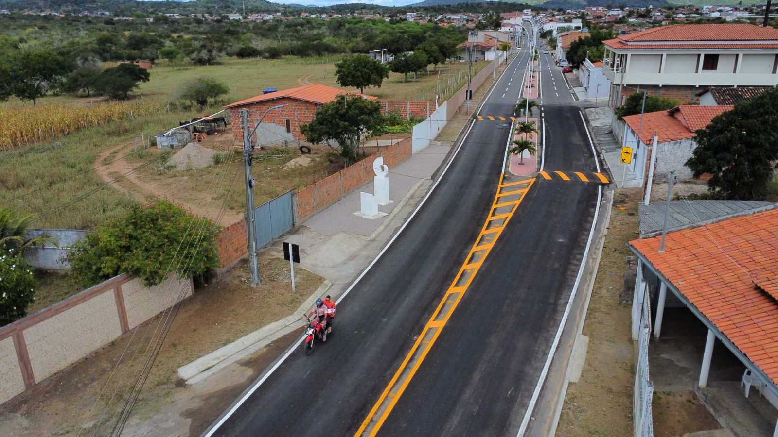 Mais de 50 km de rodovias pavimentadas.