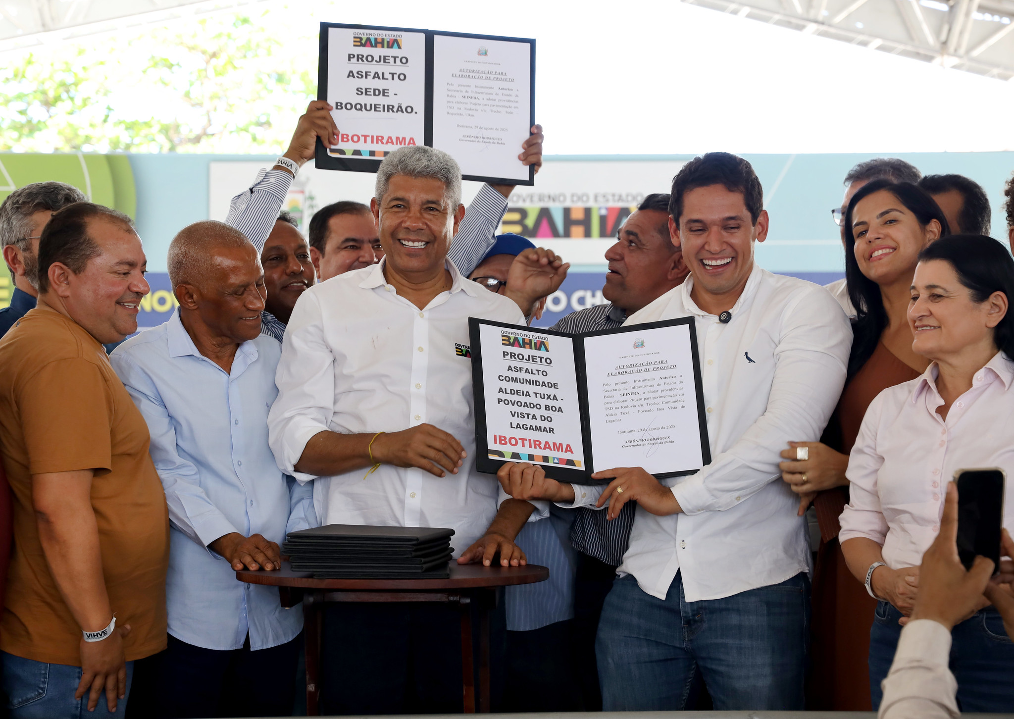 Governador entrega conjunto de obras