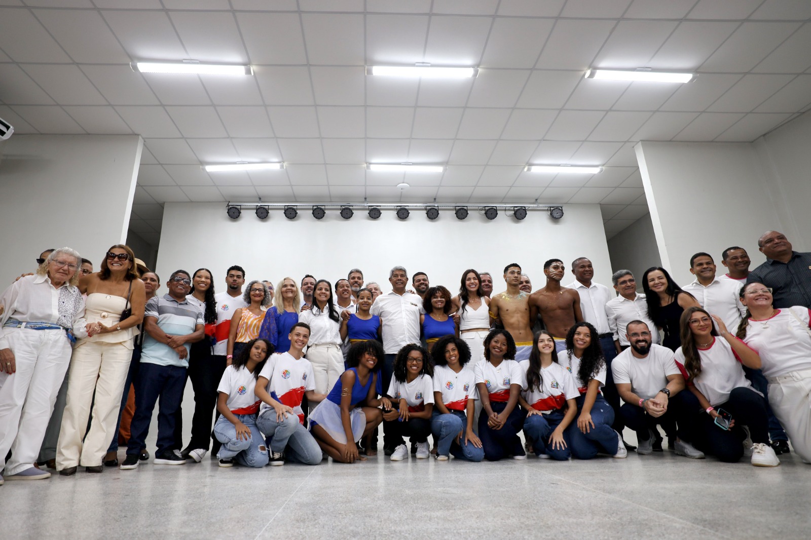 Em Nilo Peçanha, governador entrega nova escola de tempo integral, pavimentação e equipamentos de saúde
