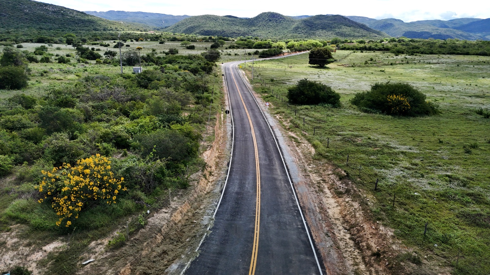 No Carnaval, Governo do Estado entrega pavimentação e viatura em Paramirim