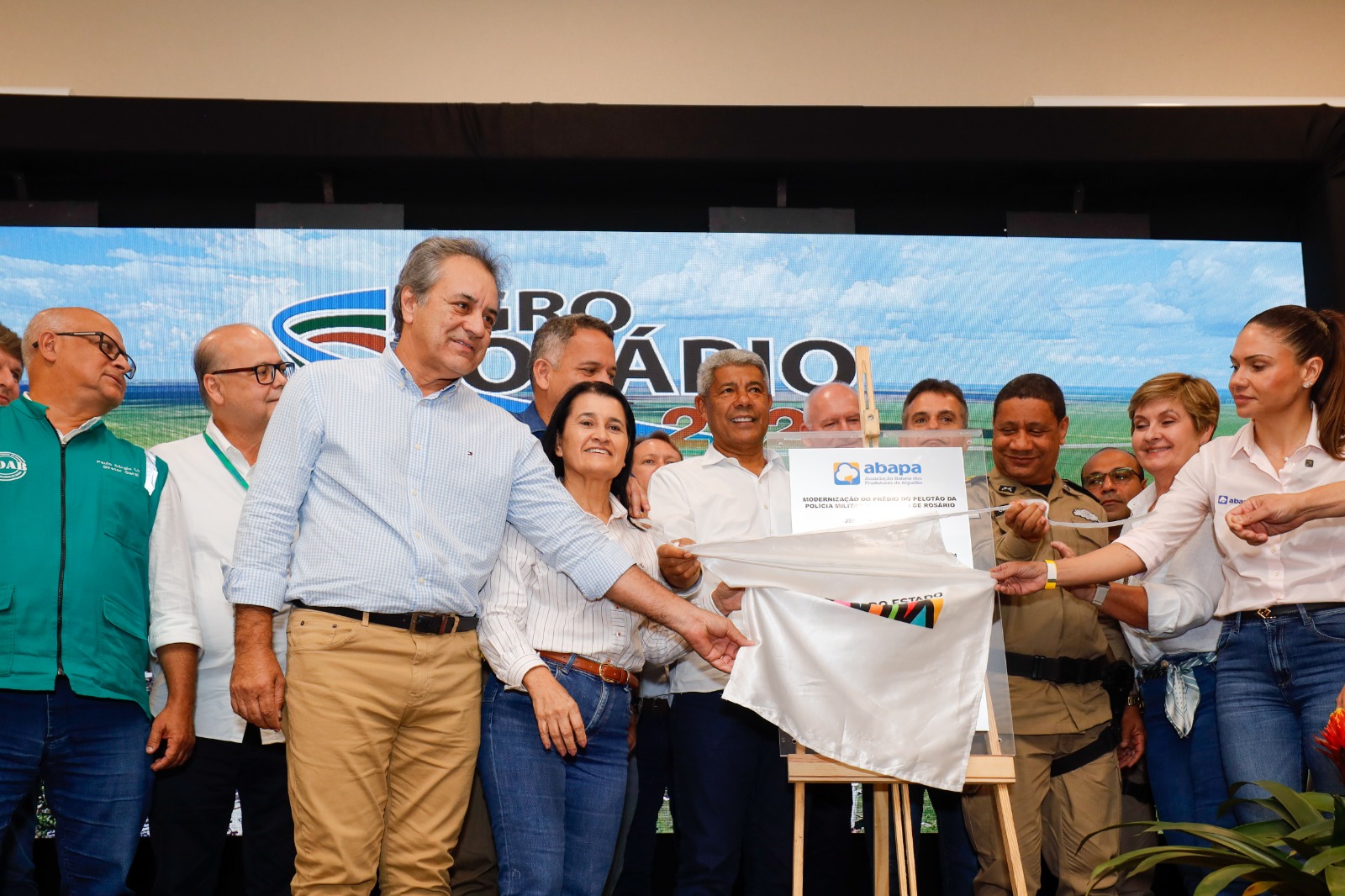 Em Correntina, governador participa de feira agro e reforça segurança e infraestrutura viária no distrito de Rosário