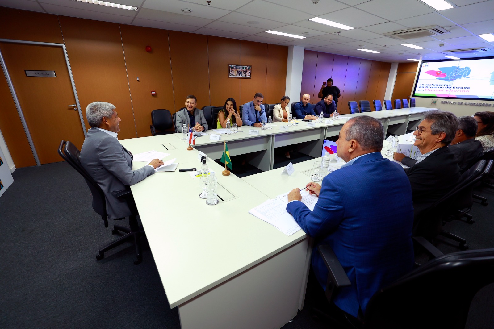 Governador recebe prefeito de Manoel Vitorino e discute investimentos para o município