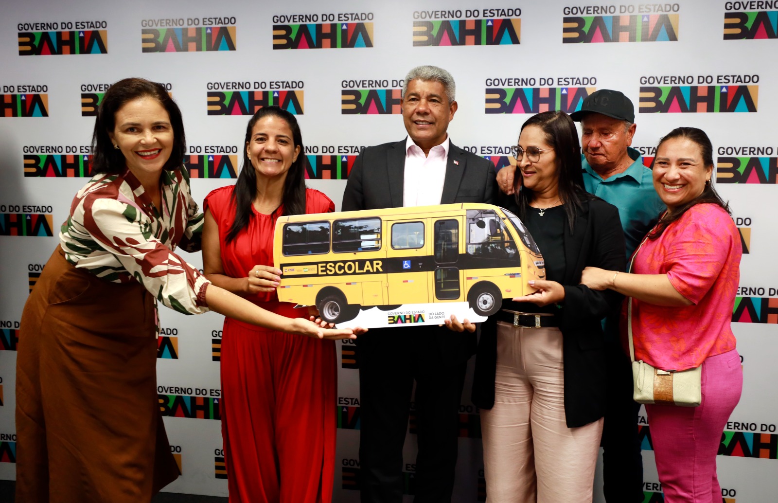 Em Salvador, governador entrega ônibus escolar para Palmeiras e discute investimentos para o município