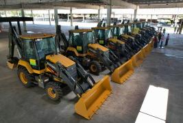 Entrega de Retroescavadeiras Thuane Maria GOVBA 01.jpg