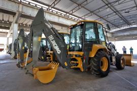 Entrega de Retroescavadeiras Thuane Maria GOVBA 03.jpg