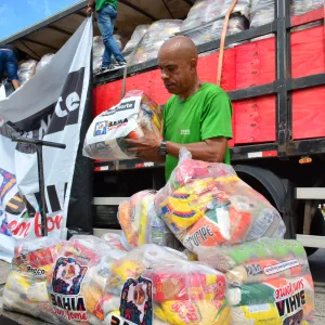 caminhão com doações