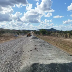 Os serviços de pavimentação estão em andamento na obra de restauração de um total de 50,2 km de extensão das BAs 233 e 411.