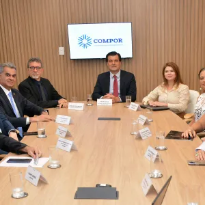 O serviço de transporte público da Região Metropolitana de Salvador foi tema de reunião entre o Ministério Público da Bahia (MP-BA), a Procuradoria-Geral do Estado (PGE) e o Governo do Estado, através das secretarias de Infraestrutura, da Fazenda e a Agerba. Durante reunião conduzida, nesta quinta-feira (20/02), pelo Centro de Autocomposição e Constituição de Conselhos do Ministério Público (COMPOR) foi autorizada a assinatura de um contrato emergencial com empresas para operarem por até 12 meses, os ônibus