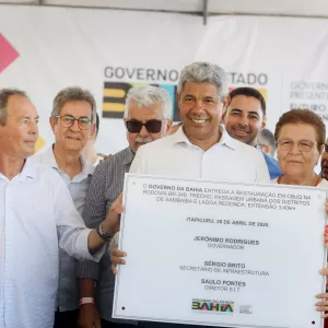 Em Itapicuru, governador entrega obras de infraestrutura.