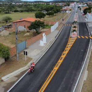 Mais de 50 km de rodovias pavimentadas.