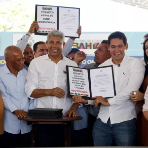 Governador entrega conjunto de obras