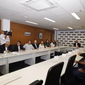 Maetinga recebe ambulância e equipamentos para a saúde durante reunião entre o governador e gestores municipais