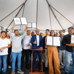Governo do Estado realiza entrega unidade de beneficiamento de frutas e autoriza pavimentação de estrada em Gongogi