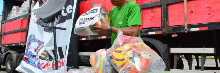 caminhão com doações