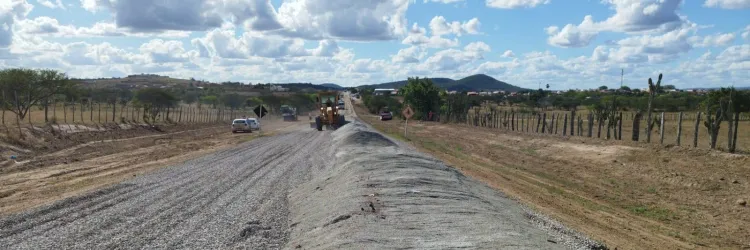 Os serviços de pavimentação estão em andamento na obra de restauração de um total de 50,2 km de extensão das BAs 233 e 411.