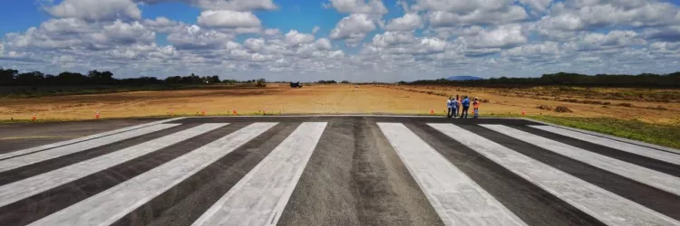 Pista de pouso e decolagem do Aeroporto João Durval Carneiro, em Feira de Santana