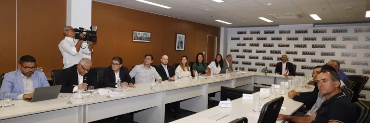 Maetinga recebe ambulância e equipamentos para a saúde durante reunião entre o governador e gestores municipais