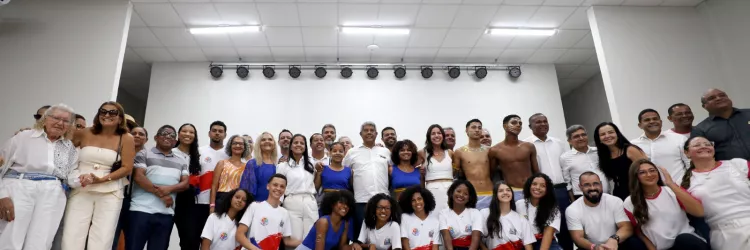 Em Nilo Peçanha, governador entrega nova escola de tempo integral, pavimentação e equipamentos de saúde
