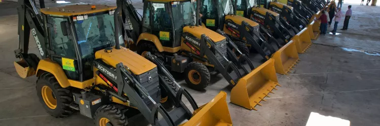 Governador Jerônimo Rodrigues Entrega Retroescavadeiras a Nove Municípios Baianos