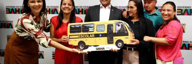 Em Salvador, governador entrega ônibus escolar para Palmeiras e discute investimentos para o município