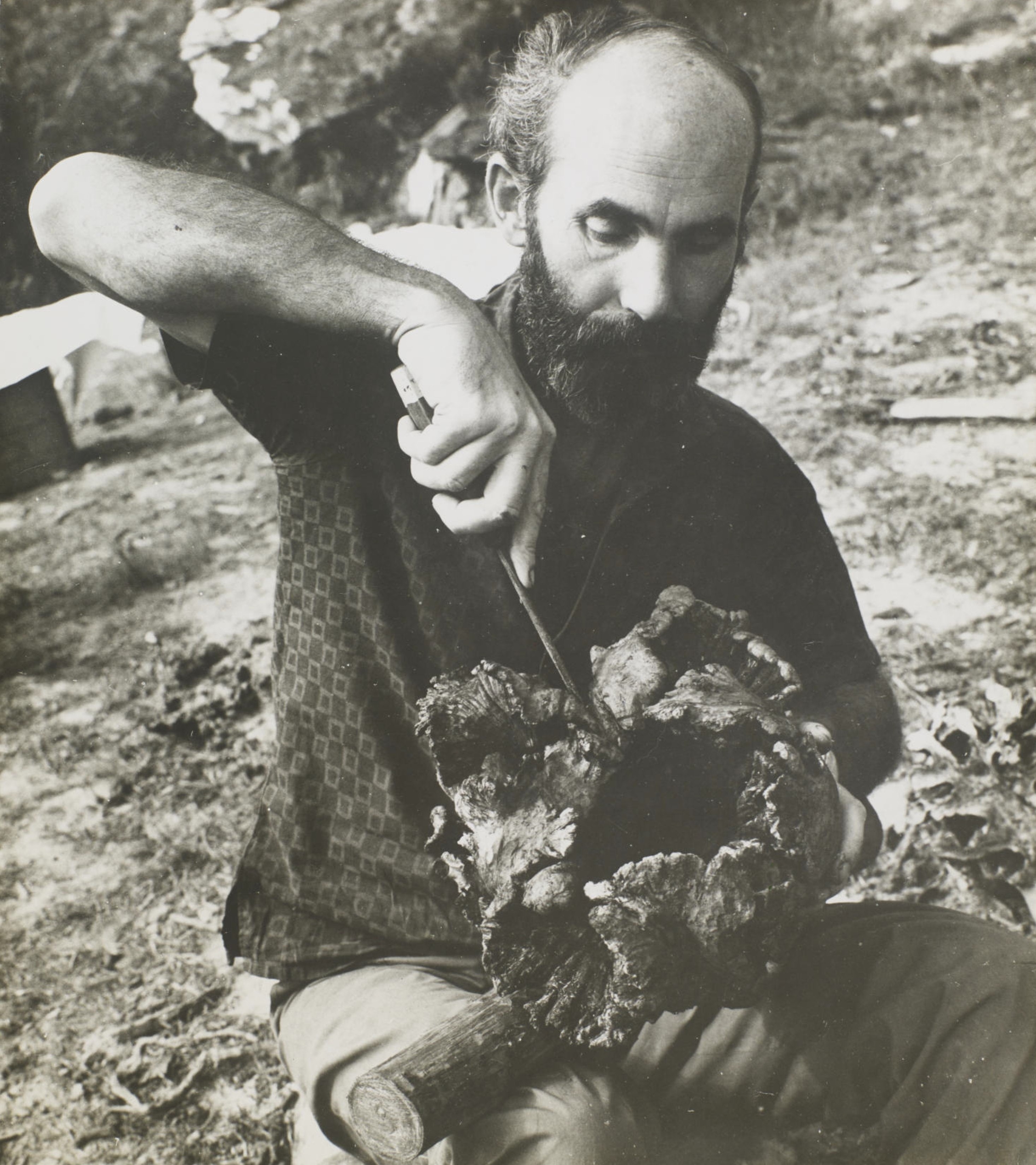 Foto Krajcberg trabalhando 