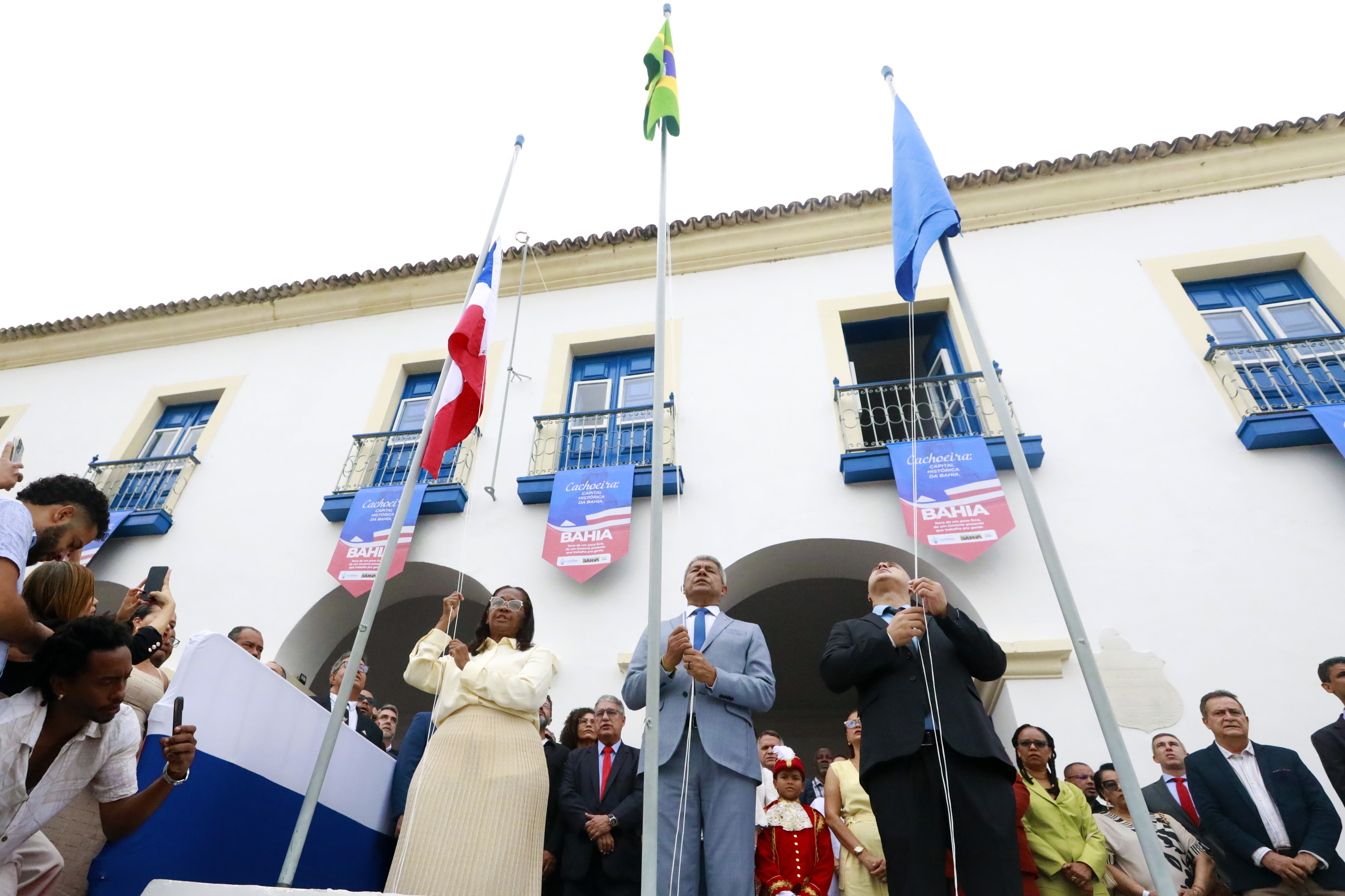 Governador participa da solenidade de hasteamento da bandeira em Cachoeira