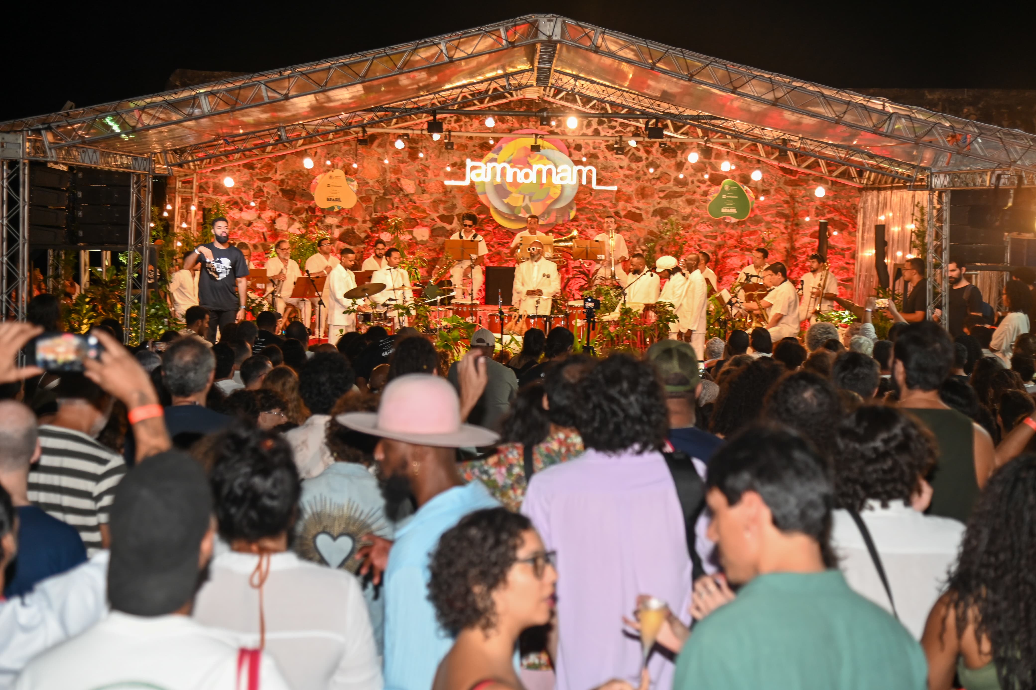 Apresnetação da Orkestra Rumpilezz na inauguração da Praça Letieres Leite no MAM
