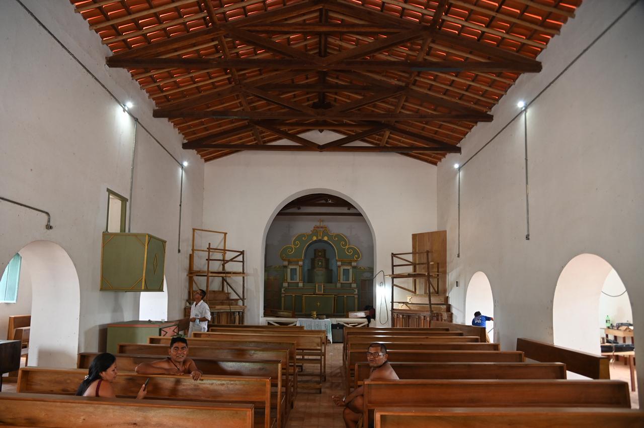 Imagem interna da Igreja Matriz de Mirandela, em Banzaê