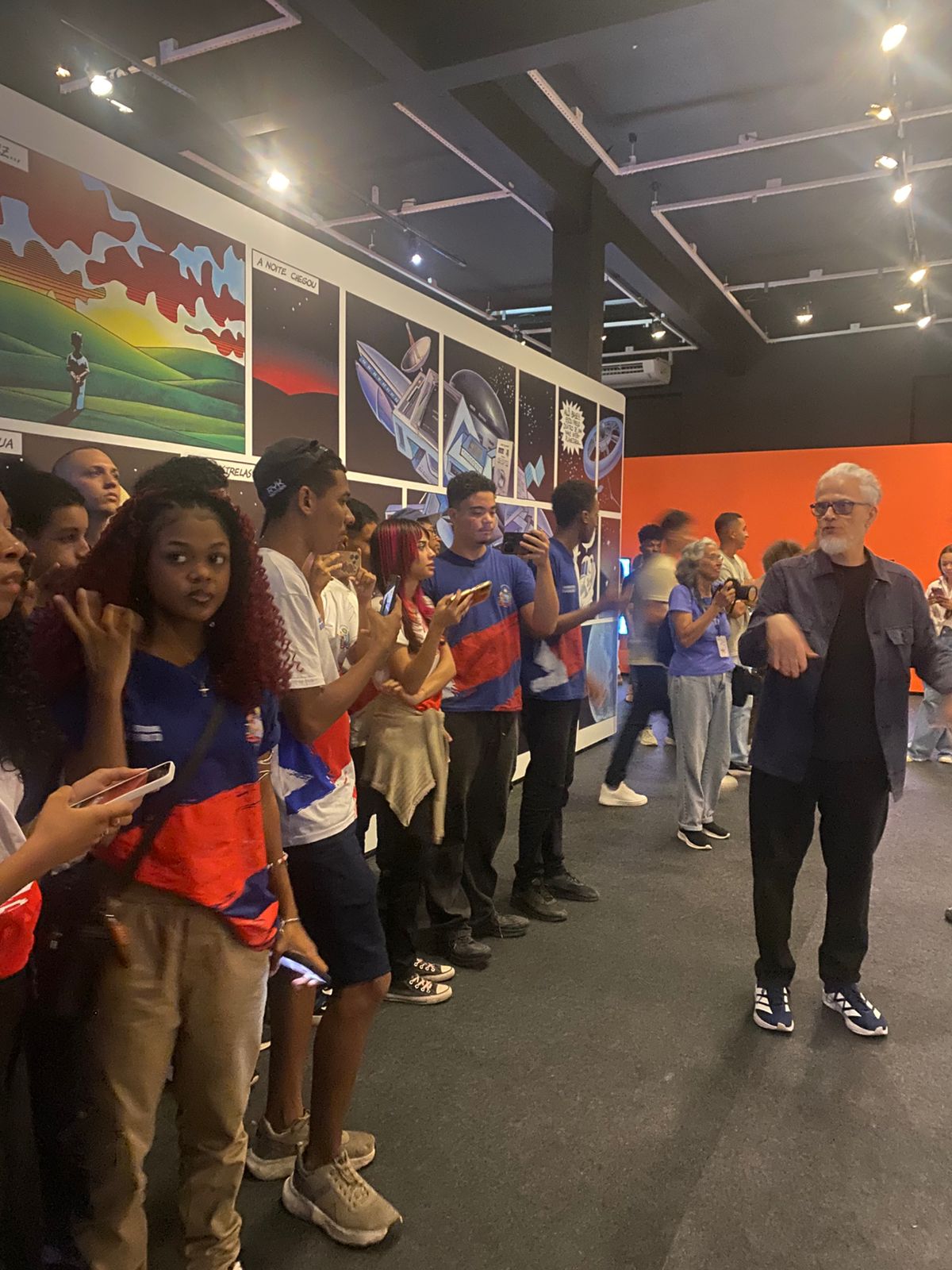 Alunos visitam exposição Mundo Zira