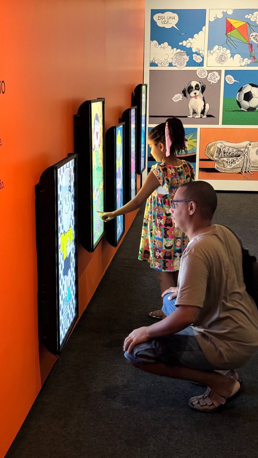 Público visita exposição Mundo Zira no MAB