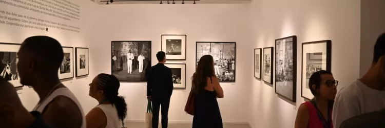 Público contempla exposição Fatumbi, no MAB