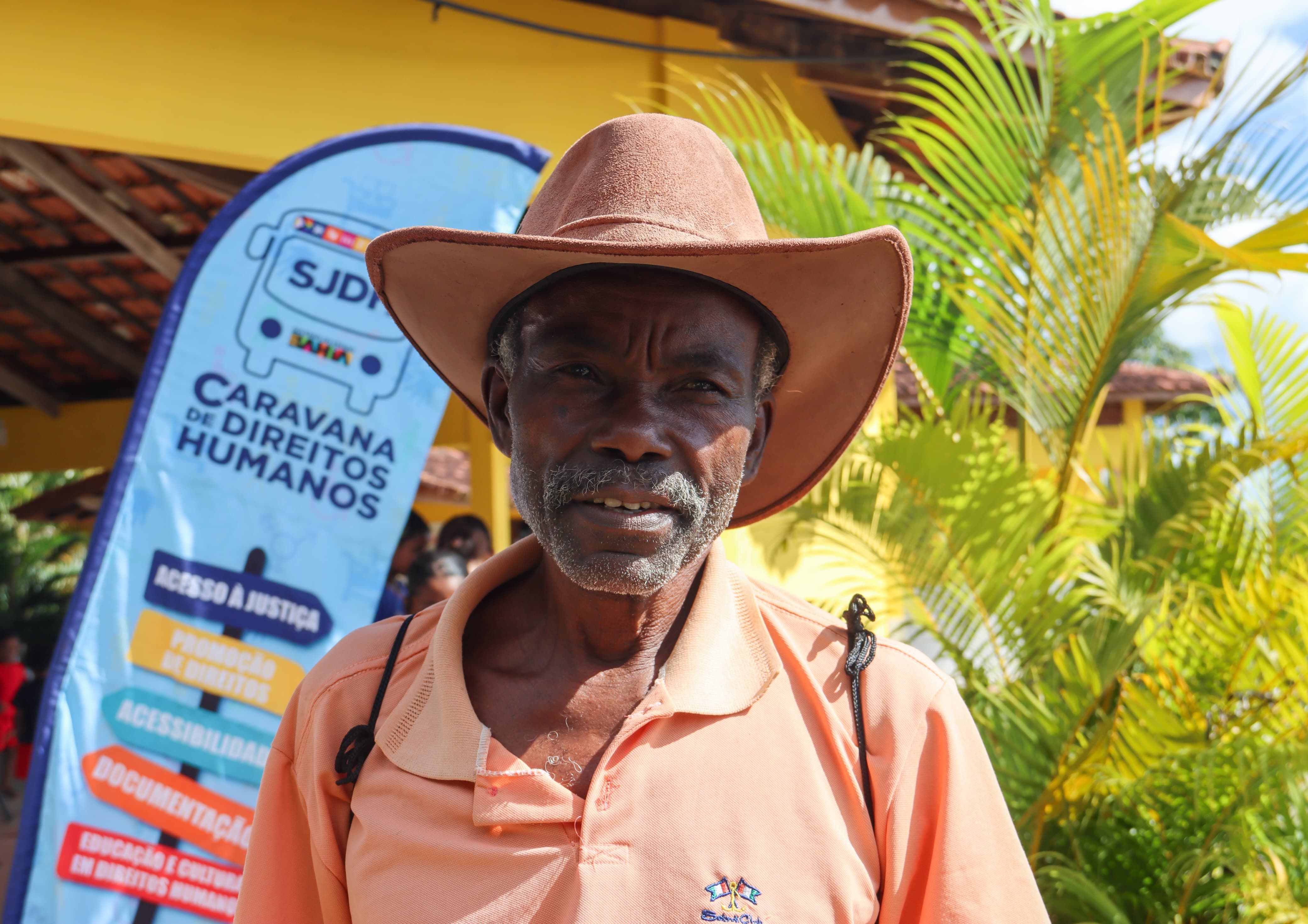 Um senhor de idade na Caravana de Direitos Humanos 