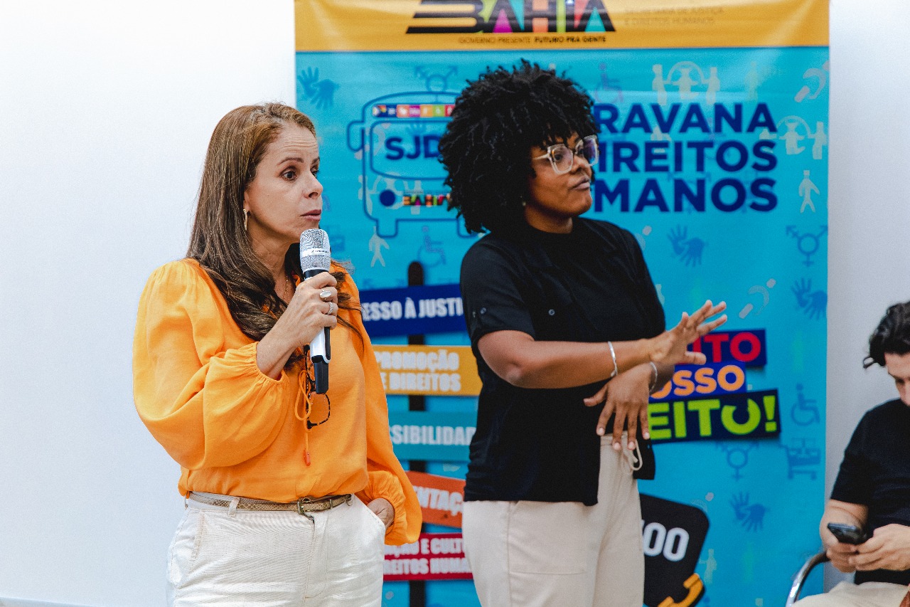 Maria Fernanda apresentando a Caravana ao lado da intérprete de Libras