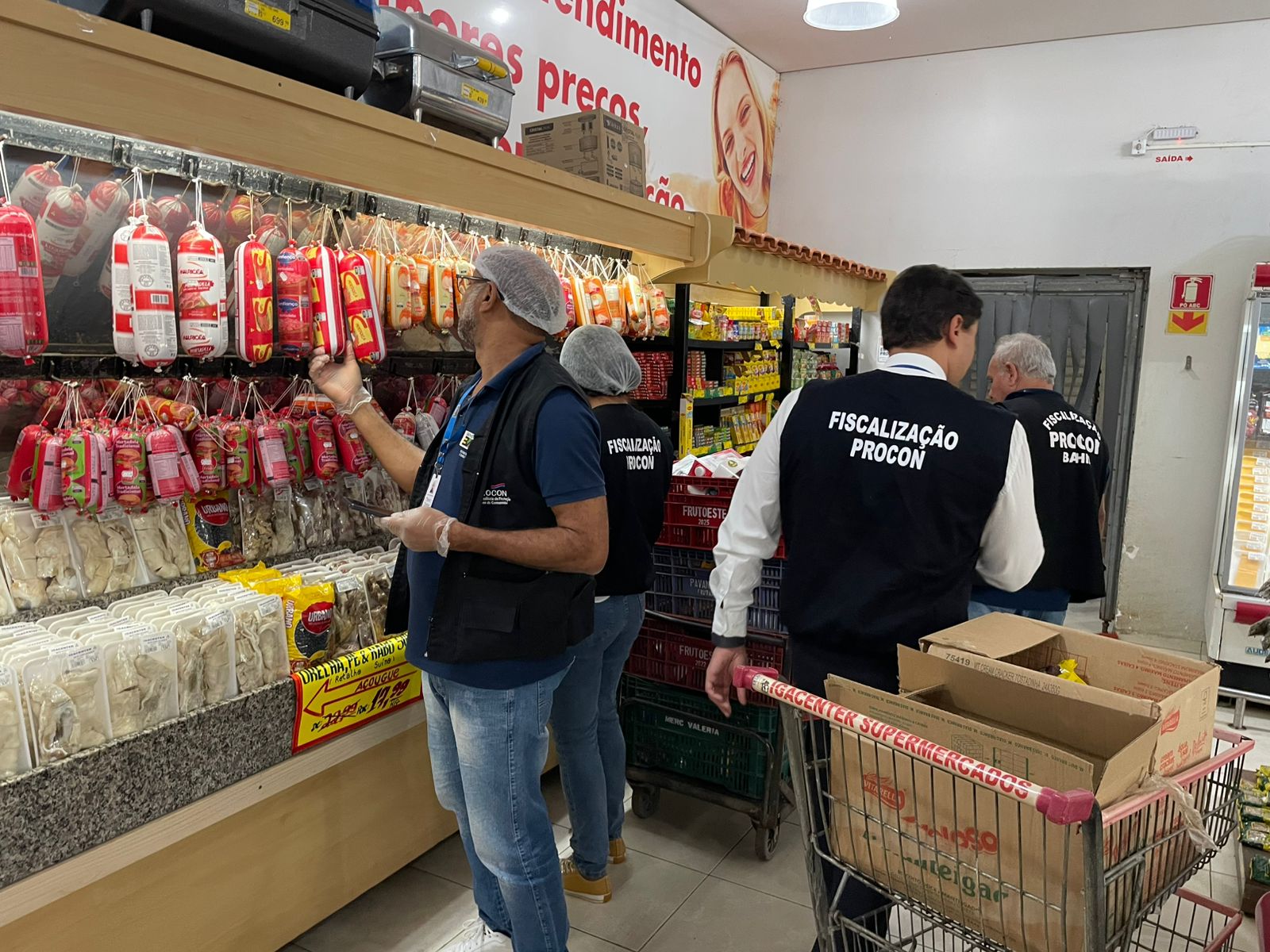 Procon fiscalizando estabelecimento. 