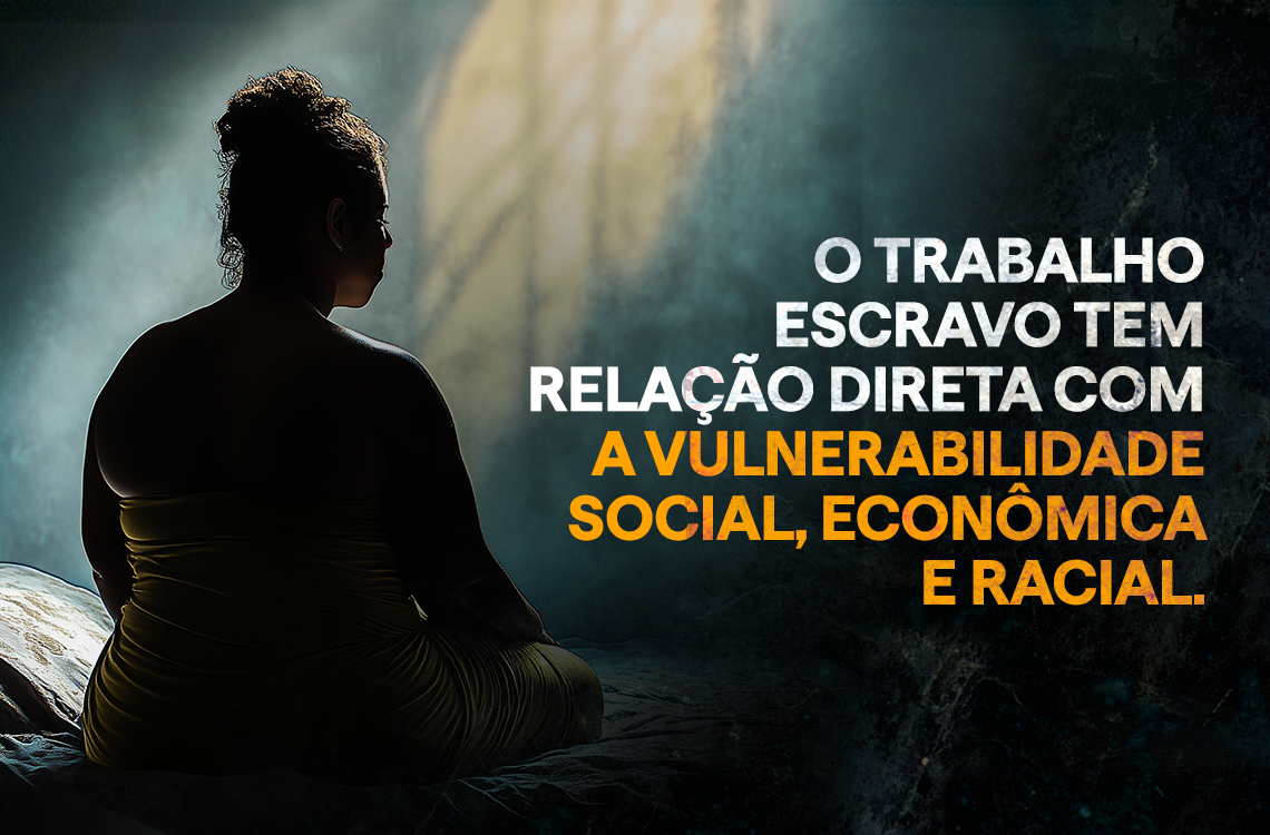 Uma mulher de costas, sentada na borda de uma cama, em um ambiente escuro e com iluminação suave que entra por uma janela ao fundo. Ela está usando um vestido amarelo e tem cabelo preso. À direita da imagem, em letras grandes, está o texto: "O trabalho escravo tem relação direta com a vulnerabilidade social, econômica e racial." As palavras "a vulnerabilidade social, econômica e racial" estão em destaque na cor laranja.