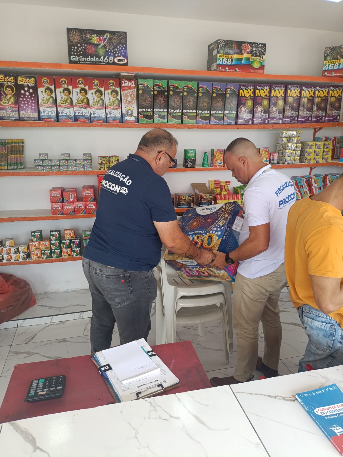 Fiscais do Procon na operação 