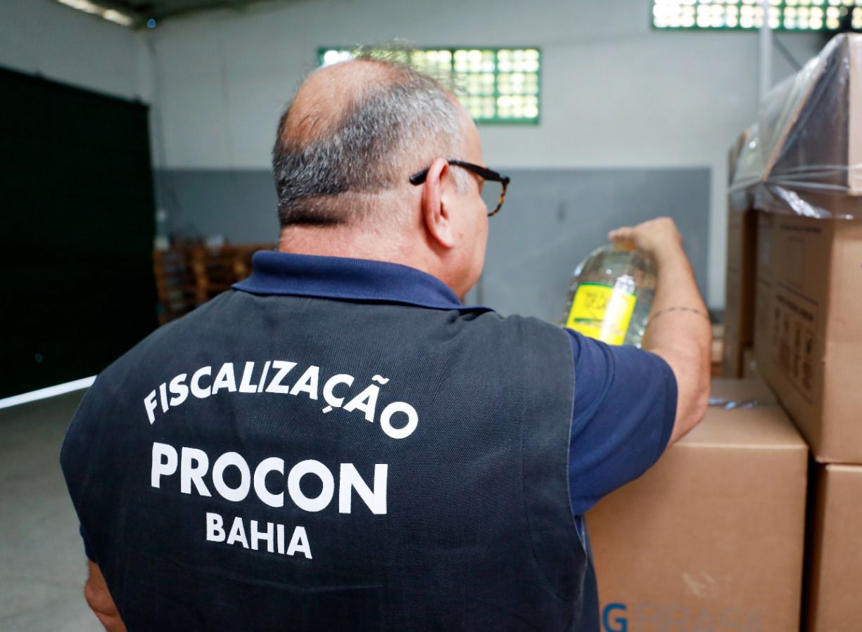 Agentes do Procon-BA em ação no combate à venda de bebidas adulteradas