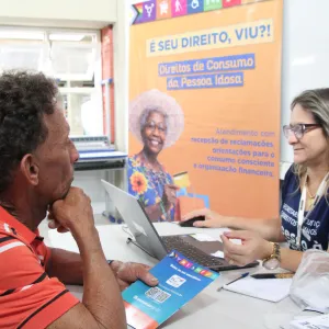 Servidora da SJDH atende, na Caravana de Direitos Humanos, um cidadão da cidade de Livramento de Nossa Senhora