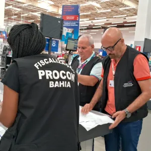 agentes do Procon fiscaliza supermercados e a distribuição de sacolas