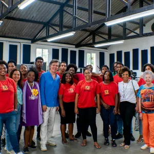 varias pessoas reunida posando foto neojiba 