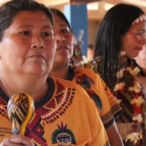 Mulheres indígenas fazendo toré no segundo dia da Caravana de Direitos Humanos da SJDH em Porto Seguro