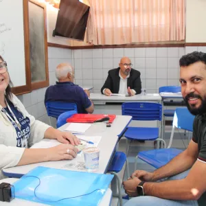 Em uma sala de aula acontece o atendimento da Caravana de Direitos Humanos no território do Sertão Produtivo e seus parceiros 