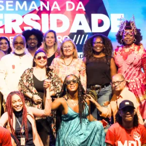 pessoas posam para foto oficial de abertura da 8ª semana da diversidade