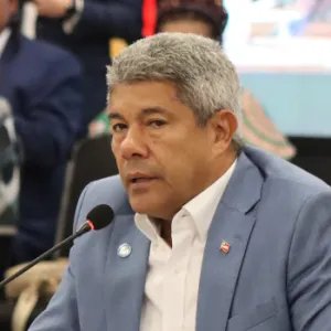 O governador Jerônimo Rodrigues discursa na plenária da Diáspora Africana