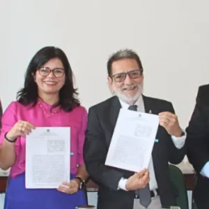 UFBA e SJDH assinam termo de cooperação. Representantes mostram o documento que simboliza o acordo. 