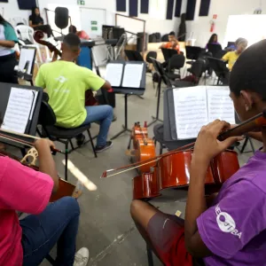 Neojiba e Projeto Axé promovem transformação social na vida de crianças e adolescentes baianos