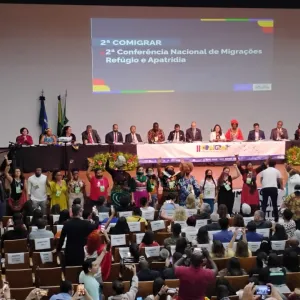 Pessoas reunidas na assembleia da 2ª Comigrar - Conferência Nacional de Migrações, Refúgio e Apatridia. 