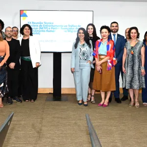 pessoas reunidas frente a um cartas sobre a Reunião Técnica de Enfrentamento ao Tráfico de Pessoas