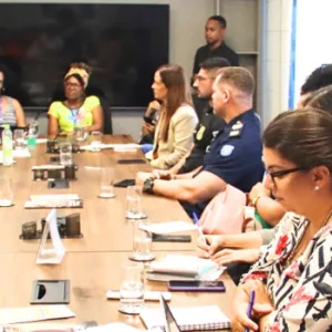 pessoas reunidas no gabinete da SJDH, conversando. 